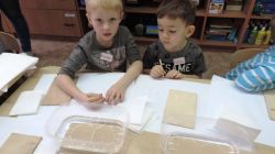 Pierwsze szkice powstają na kartkach - Michał i Piotrek